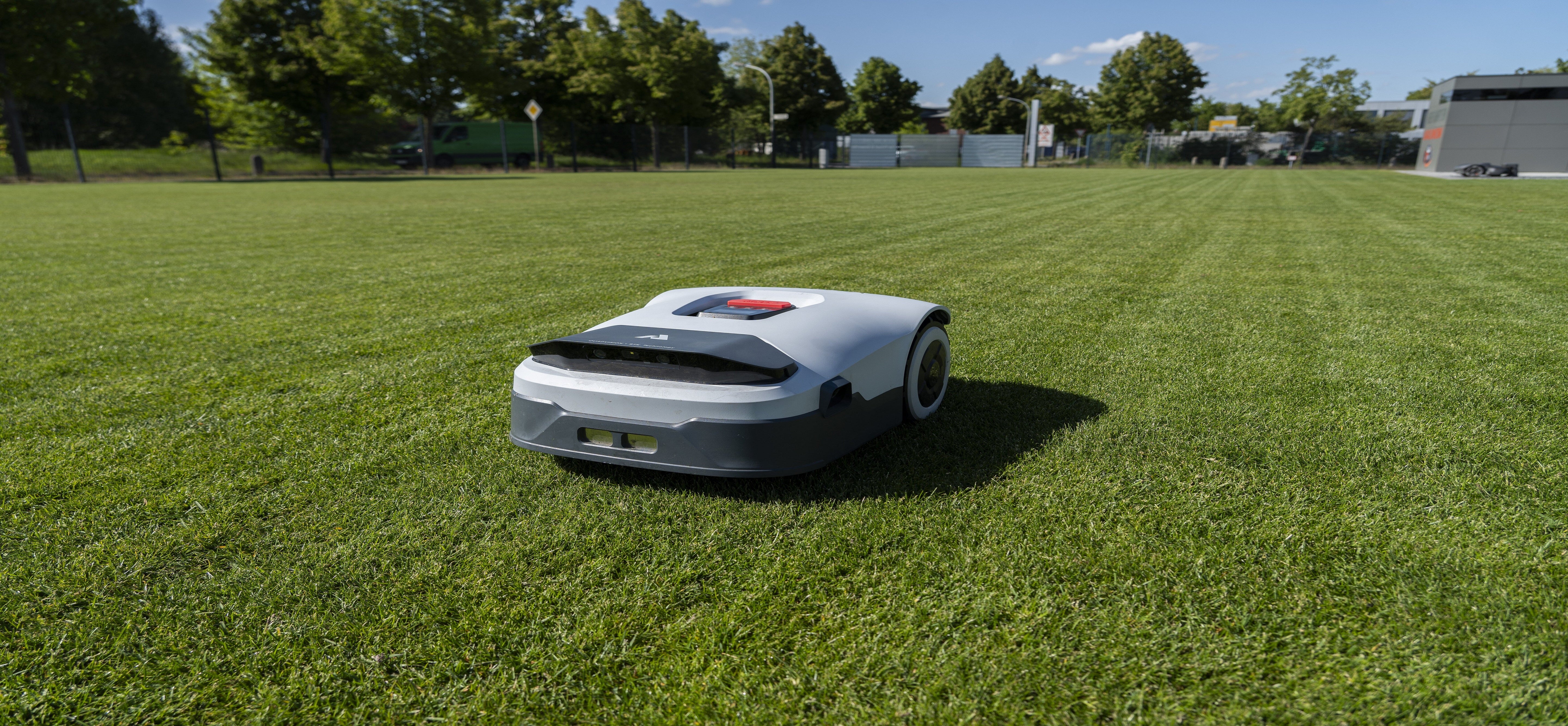 No Sweat vs. Heavy Duty: Comparing Robot and Push Lawn Mowers for Every Homeowner