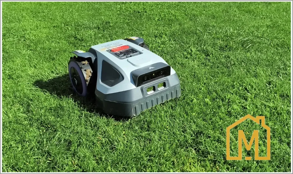 Notre test et avis du petit mais costaud robot tondeuse Anthbot M9