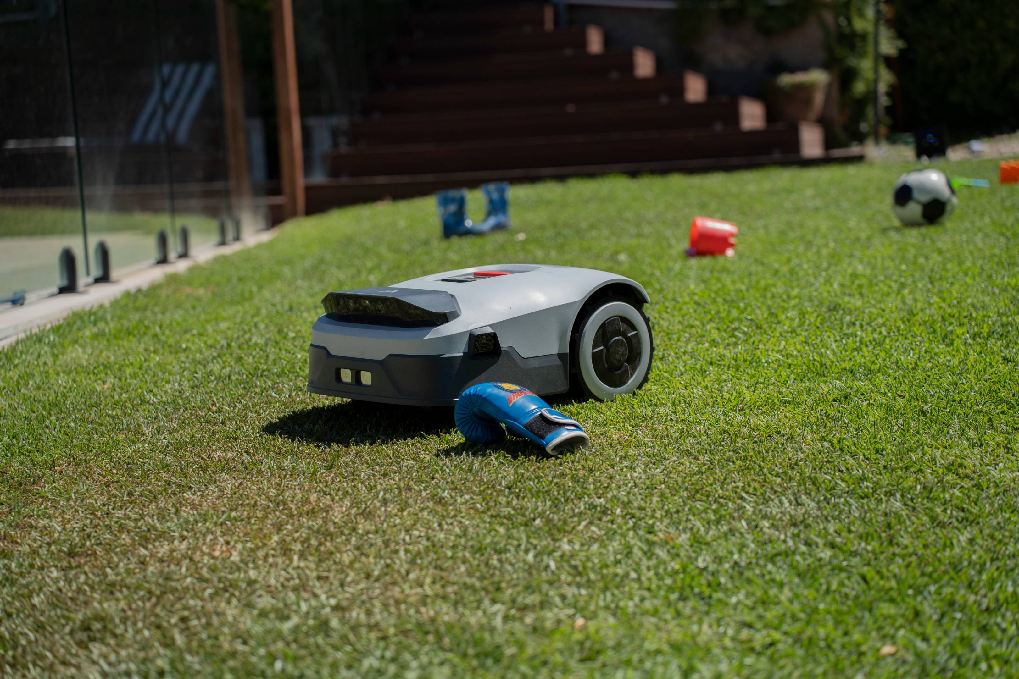 ANTHBOT Genie 3000 – Review and Test of a Cordless Robotic Lawnmower with Premium Technology