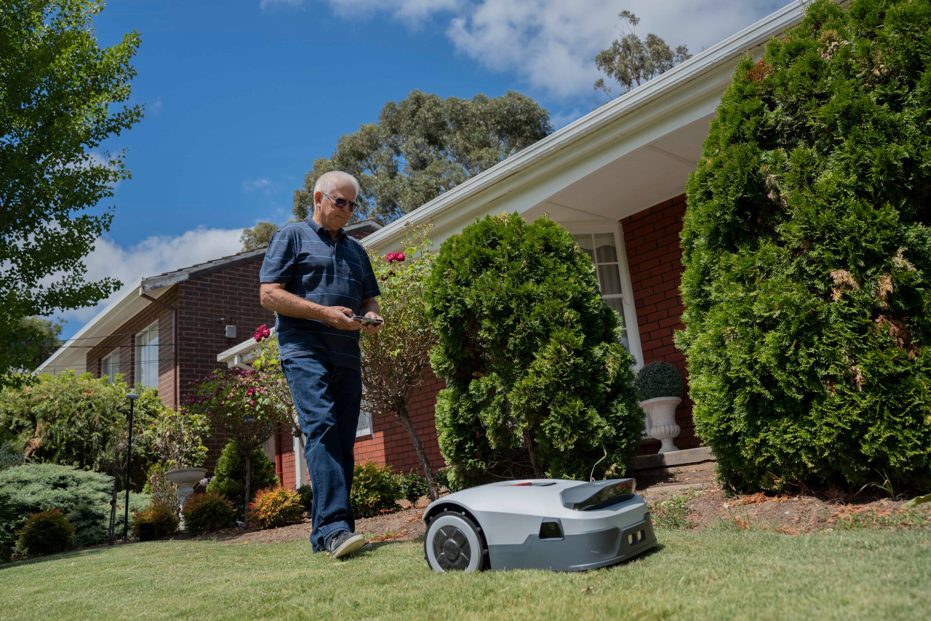 ANTHBOT Genie 3000 – a wire-free robotic lawn mower that saves you time