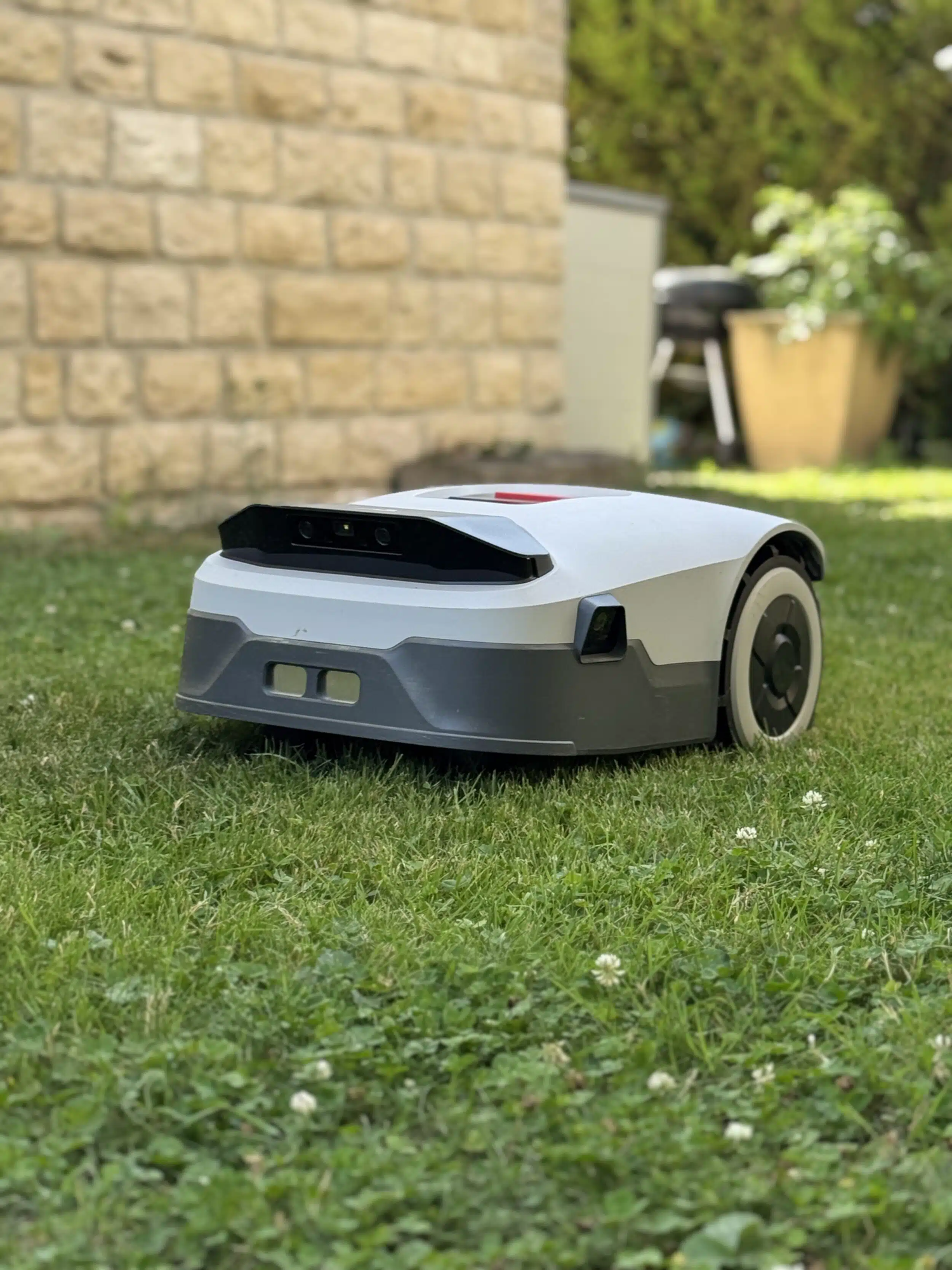 We tested the Anthbot Genie 3000 robot lawn mower: quick installation, discreet efficiency and zero hassles on a daily basis